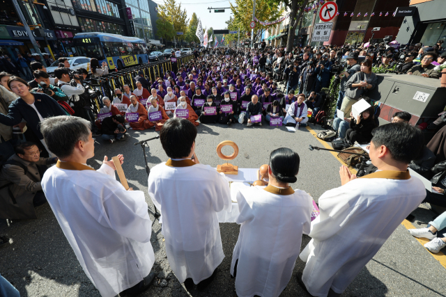 10·29 이태원 참사 1주기를 맞은 29일 오후 서울 용산구 이태원역 인근에서 시민추모대회 사전행사로 열린 4대 종교 기도회에서 유가족 및 추모객들이 참석하고 있다. 연합뉴스