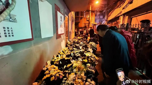 리커창 전 국무원 총리가 어린 시절 살던 안후이성 허페이시 한 골목에 28일 중국인들이 그를 추모하고 있다. 웨이보 캡처