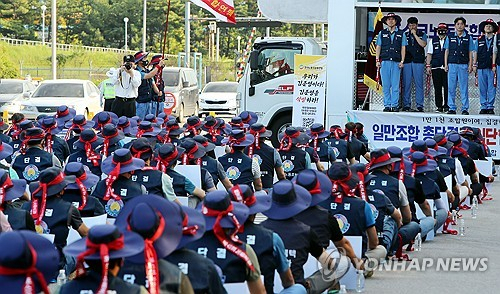 포스코노동조합이 이달 6일 오후 전남 광양제철소 앞에서 쟁의대책위원회 출범식을 개최하고 있다. 연합뉴스