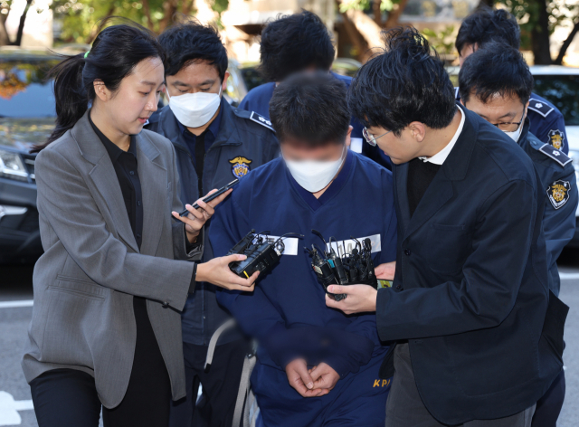 영풍제지 불공정 거래 의혹과 관련해 시세 조종 혐의를 받는 윤 모씨와 이 모씨가 20일 오전 구속 전 피의자 심문(영장실질심사)을 받기 위해 양천구 서울남부지방법원에 출석하고 있다. 연합뉴스