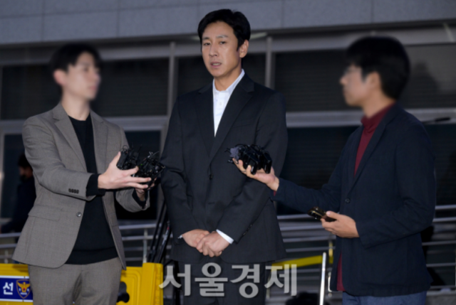 배우 이선균이 28일 오후 인천 남동구 논현경찰서에서 시약 검사를 마친 뒤 퇴장하고 있다. 김규빈 기자