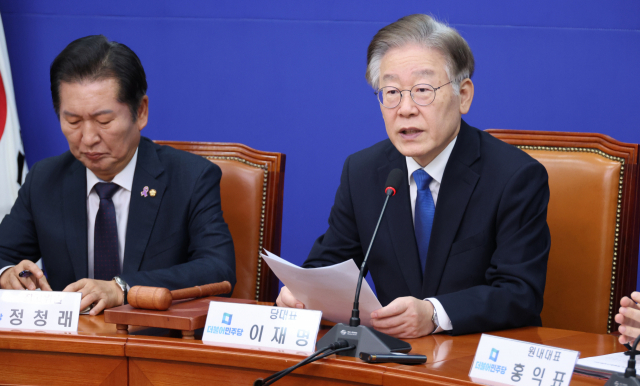 이재명 더불어민주당 대표가 30일 국회에서 최고위원회의를 하고 있다. 연합뉴스