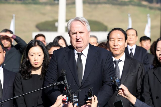 인요한 국민의힘 혁신위원장이 30일 오전 광주 북구 국립 5·18 민주묘지에서 참배를 마친 뒤 발언하고 있다. 연합뉴스