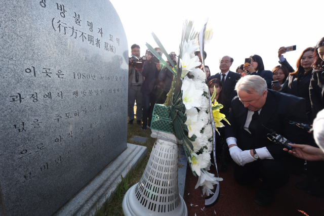 인요한 국민의힘 혁신위원장이 30일 오전 광주 북구 국립 5·18 민주묘지 행방불명자 묘역에서 한쪽 무릎을 꿇고 묵념하고 있다. 2023.10.30 iny@yna.co.kr (끝)