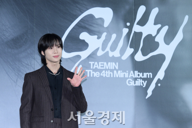 그룹 샤이니(SHINee) 태민이 30일 오후 서울 성동구 메가박스 성수에서 진행된 미니 4집 ‘길티(Guilty)’ 발매 기념 기자간담회에서 포즈를 취하고 있다. 김규빈 기자