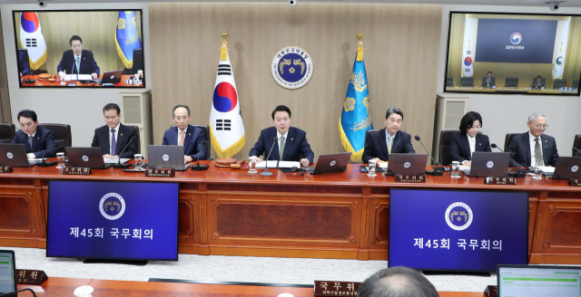 윤석열 대통령이 30일 서울 용산 대통령실 청사에서 국무회의를 주재하고 있다./연합뉴스