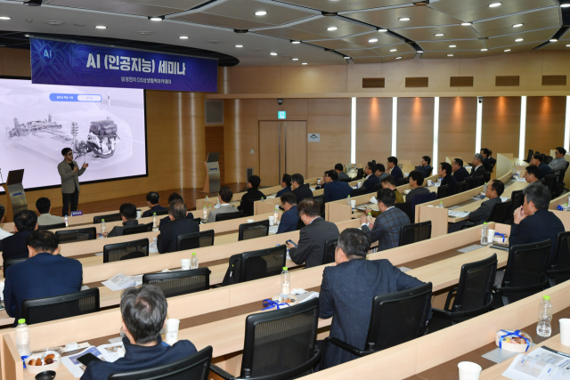 윤성호 마키나락스 대표가 26일 경기 수원 삼성전자 상생협력아카데미에서 열린 AI 세미나에서 강연하고 있다. 사진 제공=삼성전자