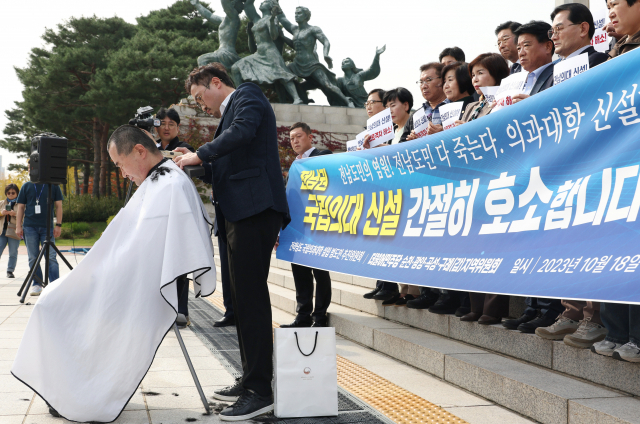 더불어민주당 순천지역위원장인 소병철 의원이 18일 국회에서 전남권 국립의대 신설을 요구하며 삭발을 하고 있다. 연합뉴스