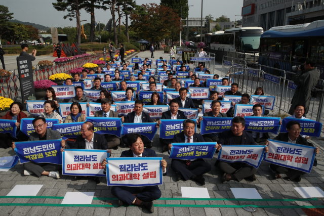 전남도의원들이 지난 18일 국회 소통관에서 기자회견을 연 데 이어, 용산 대통령실 앞 전쟁기념관에서 500여 명이 참석한 가운데 집회를 열고 ‘전라남도 국립 의과대학 신설’을 촉구하고 있다. 사진 제공=전라남도의회