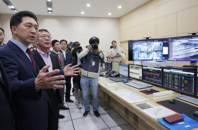 김기현 국민의힘 대표가 30일 김포골드라인을 관리하는 김포한강차량기지를 방문해 관제실을 둘러보고 있다. 김포=연합뉴스