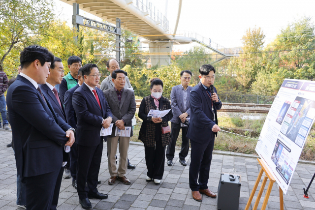 이장우(왼쪽에서 세번째) 대전시장이 중촌벤처밸리 조성사업 대상지를 찾아 추진현황을 청취하고 있다. 사진제공=대전시