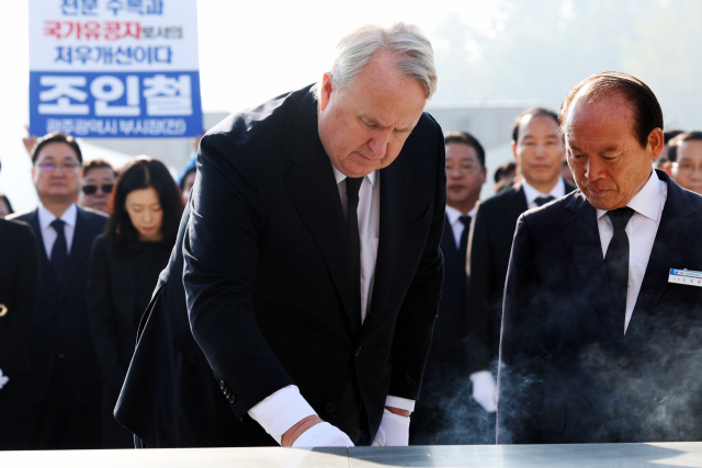 인요한 국민의힘 혁신위원장이 30일 광주광역시 북구 국립 5·18민주묘지에서 참배단에 분향하고 있다. 연합뉴스