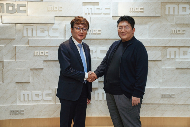 안형준 MBC 사장(왼쪽)과 방시혁 하이브 의장. 사진 제공=하이브