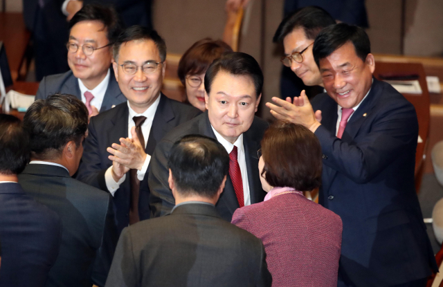 윤석열 대통령이 31일 국회에서 2024년도 예산안 및 기금운용계획안 시정 연설을 마친 뒤 본회의장을 나서며 국민의힘 의원들과 인사하고 있다./연합뉴스