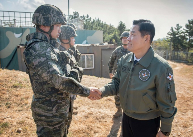 신원식 국방부 장관이 지난 10월 23일 최접적 지역인 해병대 연평부대를 직접 찾아 장병들을 격려하고 있다. 사진 제공=국방부