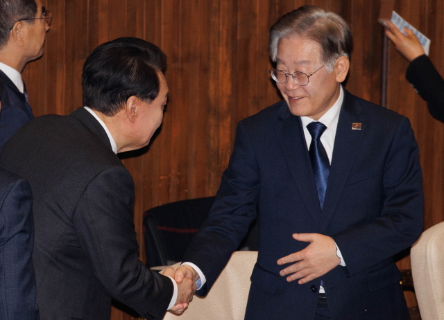 윤석열 대통령이 31일 국회에서 2024년도 예산안 및 기금운용계획안 시정 연설 전 더불어민주당 이재명 대표와 인사하고 있다./연합뉴스