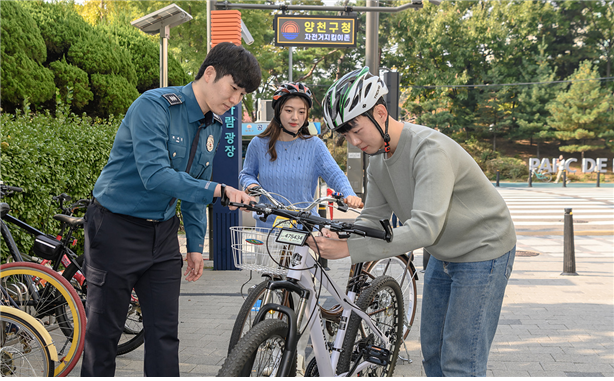 전자칩이 부착된 자전거 번호판을 달고 '자전거 지킴이 존'에 진입해 '자전거 지킴이 솔루션'을 체험중인 양천구민들. 사진=서울 양천구 제공