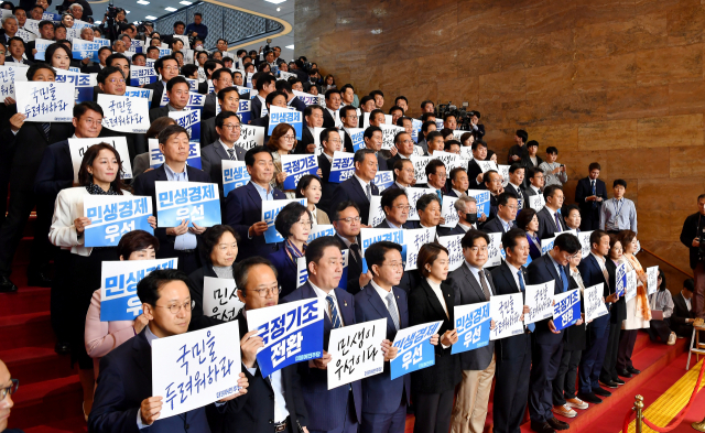 더불어민주당 의원들이 31일 오전 서울 여의도 국회에서 열리는 윤석열 대통령의 내년도 정부 예산안에 대한 시정연설에 앞서 로텐더홀에서 침묵 피켓 시위를 진행하고 있다. 연합뉴스