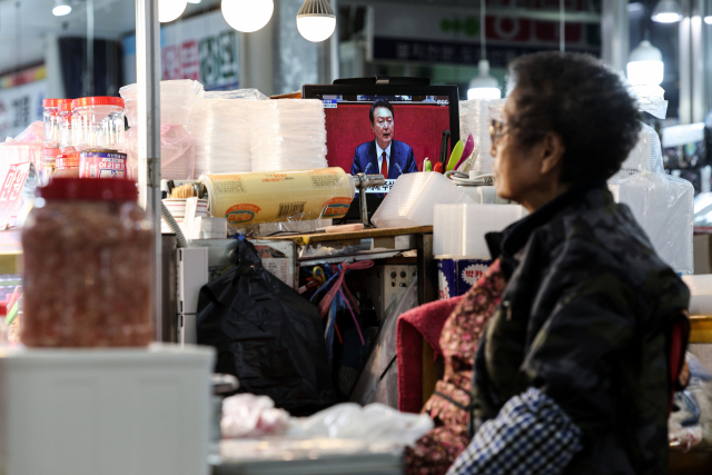 는 서울 시내 한 재래시장 상점에서 상인이 손님을 기다리고 있다. 연합뉴스