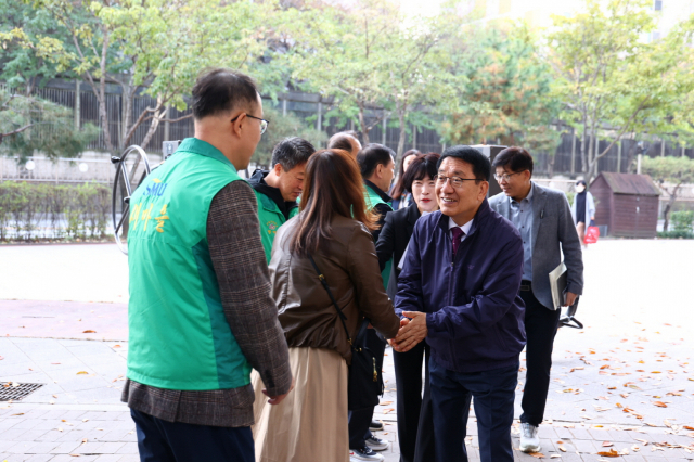 문헌일(오른쪽) 구청장이 오류2동 주민들과 인사하고 있다. 사진제공=구로구