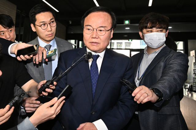 김재원(가운데) 국민의힘 최고위원이 5월 8일 서울 여의도 국민의힘 당사에서 열린 중앙윤리위원회 참석에 앞서 자신의 설화와 관련한 입장을 밝히고 있다. 연합뉴스