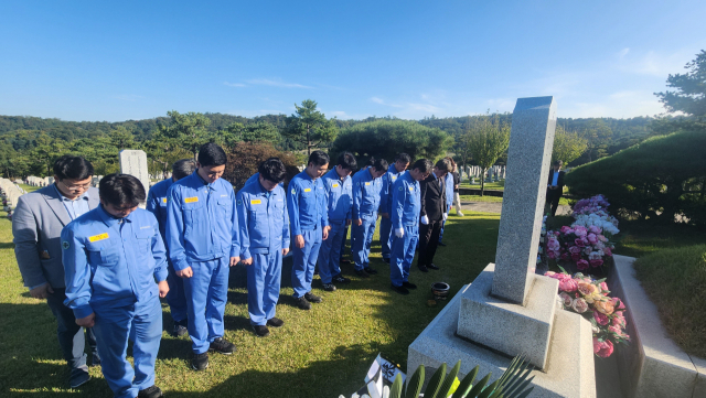 포스코노동조합이 10일 서울 동작구 국립서울현충원에서 중앙노동위원회 조정 신청에 대한 기자회견을 가진 후 고(故) 박태준 초대 회장의 묘소에 참배하고 있다. 연합뉴스