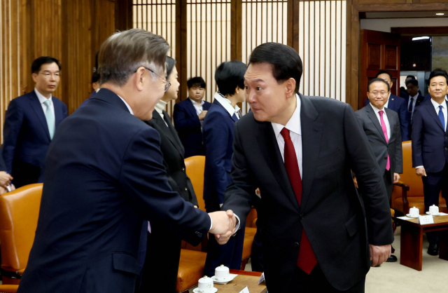 2024년도 예산안 및 기금운용계획안 대통령 시정연설을 위해 국회를 찾은 윤석열 대통령이 31일 국회의장실에서 열린 국회 의장단, 여야 대표, 5부 요인과의 사전 환담에서 이재명 더불어민주당 대표와 인사하고 있다.연합뉴스