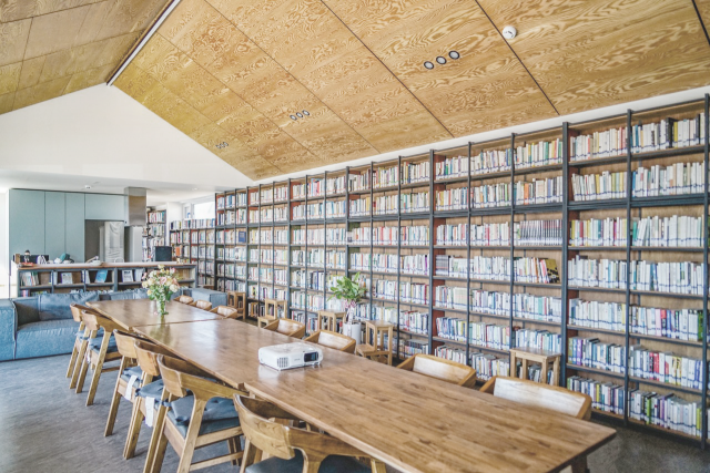 ‘강화바람언덕 협동조합주택’ 초입에 위치한 커뮤니티 센터에는 지역도서관을 유치해 마을이 동네 주민들과 소통하도록 했다. 사진제공=건축사사무소 인터커드