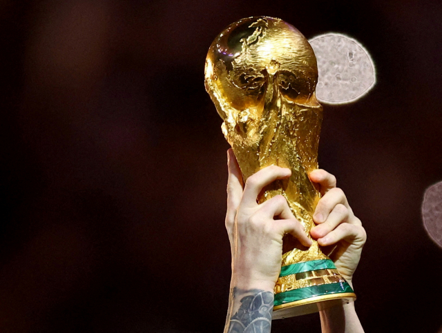 FIFA 월드컵 트로피. 2034년에는 사우디아라비아에서 트로피 주인이 가려진다. 로이터연합뉴스