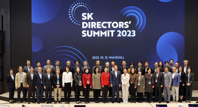 최태원(앞줄 오른쪽에서 열번째) SK그룹 회장이 지난달 31일 서울 광진구 워커힐 호텔에서 열린 'SK 디렉터스 서밋 2023'에서 사외이사들과 기념촬영을 하고 있다. 사진제공=SK그룹