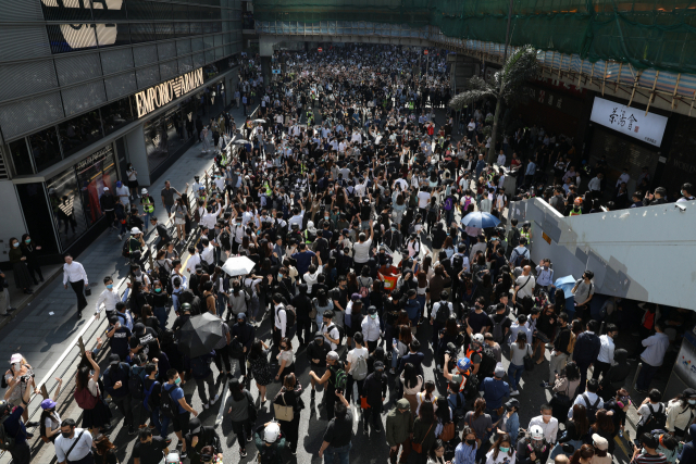 2019년 11월 홍콩에서 시민들이 경찰의 실탄 사격을 규탄하는 항의 행진을 하고 있다. EPA연합뉴스
