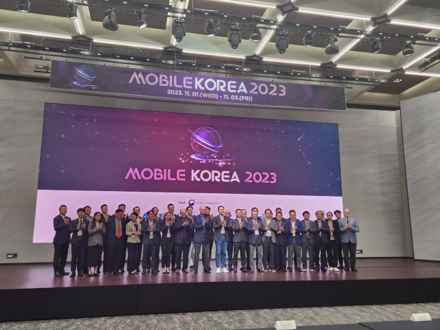 1일 서울 강서구 LG 사이언스 파크에서 열린 ‘6G 글로벌 2023’ 행사에서 참석자들이 기념촬영을 하고 있다. 이완기 기자