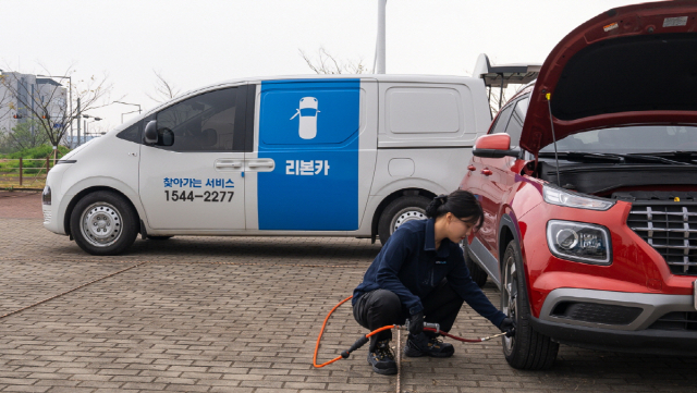 리본카의 정비 전문가가 1일 인천 청라에서 고객 차량의 타이어에 공기를 주입하고 있다. 사진 제공=리본카