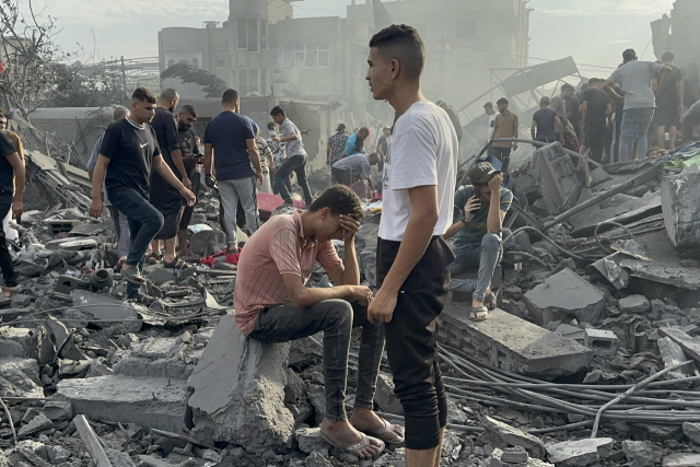 팔레스타인 가자지구 난민들이 31일(현지 시간) 이스라엘군의 공습으로 파괴된 가자지구 남부 자발라야 난민 수용소 건물 잔해에서 생존자를 찾고 있다. AP연합뉴스