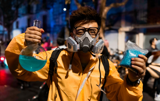 지난달 29일(현지시간) 중국 상하이에서 할로윈 파티가 열렸다. 수백명의 젊은이들이 핼로윈 복장을 갖춰 입고 길거리로 나왔다. 사진=EPA, 연합뉴스