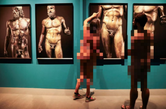 스페인 바르셀로나에 있는 카탈루냐고고학박물관이 옷을 벗은 채 작품을 관람하는 특별 투어를 열었다. 로이터 연합뉴스