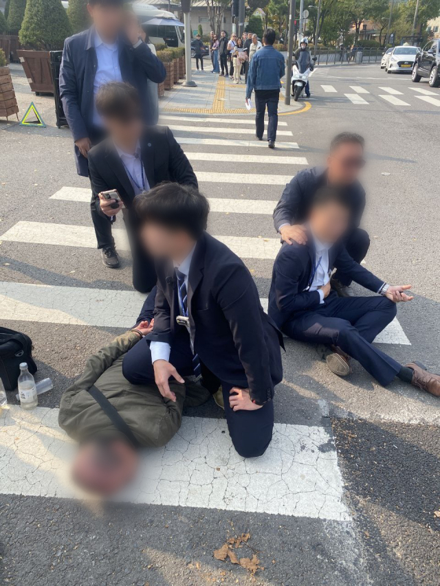 경찰이 흉기를 휘두른 박 씨(왼쪽)를 체포하고 있다. 오른쪽은 부상한 경찰관. 연합뉴스