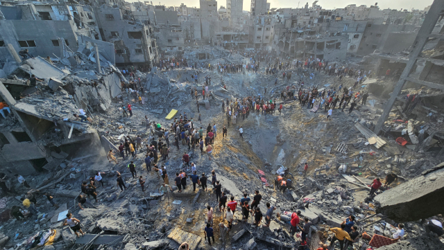 지난달 31일(현지시간) 이스라엘이 가자지구 자발리아 난민촌에 대규모 공습을 가한 뒤 주민들이 수색 작업을 벌이고 있다. 하마스 내무부는 이번 공습으로 자발리아에서만 400명의 사상자가 발생했다고 주장했다. 로이터연합뉴스