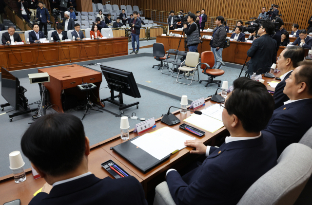 10월 22일 국회에서 열린 고위당정협의회에서 참석자들이 앉아서 회의를 진행하고 있다. 연합뉴스