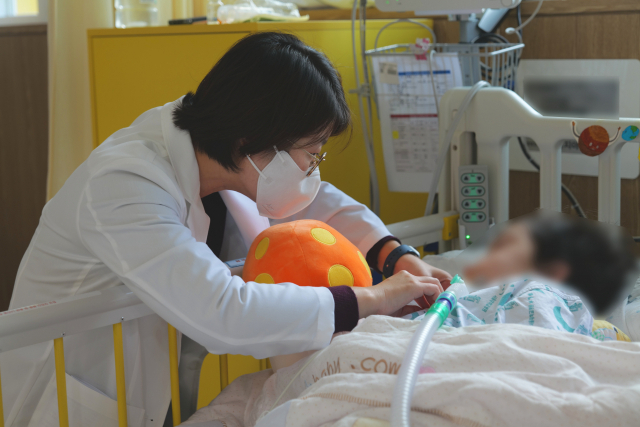김민선(왼쪽) 서울대병원 소아청소년과 교수가 넥슨어린이통합센터에서 환아를 살펴보고 있다. 사진 제공=서울대병원