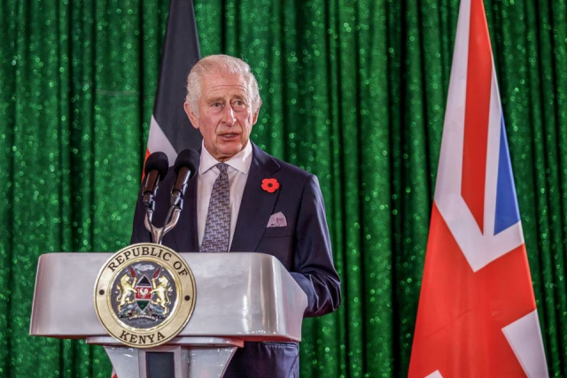 찰스 3세 영국 국왕이 지난달 31일(현지시간) 케냐 나이로비에서 윌리엄 루토 케냐 대통령이 주최한 국빈 만찬에 참석해 연설을 하고 있다. 사진=로이터·연합뉴스.