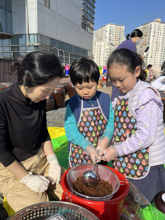 금천구, 전통 장 담그기 교육 ‘금천장독대’ 성료…전통음식 우수성 알려