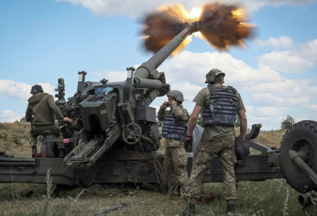우크라이나군이 포병들이 러시아군을 향해 155㎜ 곡사포를 발사하고 있다. AP·연합뉴스
