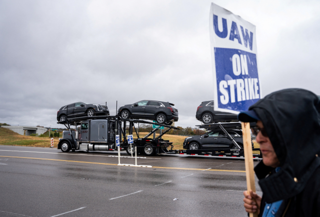 전미자동차노조(UAW)의 한 조합원이 지난달 30일 파업 피켓을 들고 있다. 로이터연합뉴스
