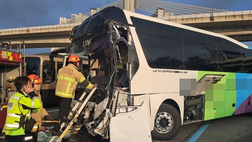 경부고속도로 수원나들목서 버스 5대 연쇄 추돌 사고…1명 중상, 58명 경상( 종합)