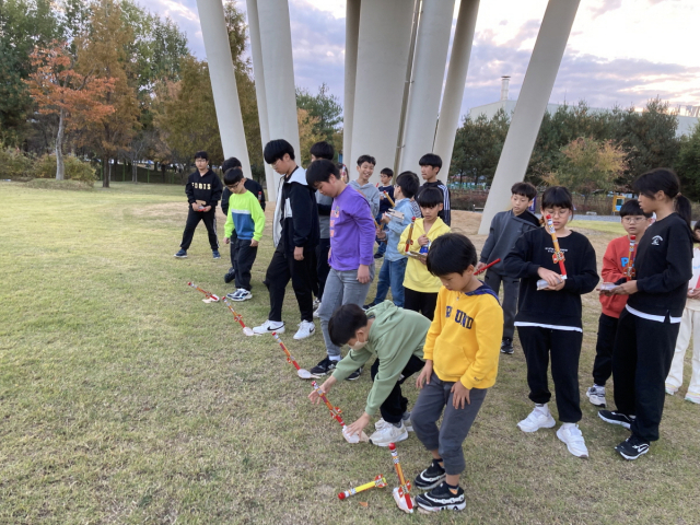 지난 1일 국립광주과학관과 국립광주과학관후원회가 마련한 과학꿈나무 초청행사에서 학생들이 에어로켓 발사 체험을 하고 있다. 사진 제공=국립광주과학