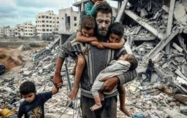 다섯 아이 안고 업은 '가자 아버지' 사진 가짜였다니…전세계 '충격'