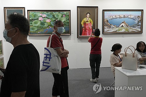 지난 9월 8일 중국 베이징 미술 전시회에 아리랑 갤러리가 출품한 북한 예술품들/연합뉴스