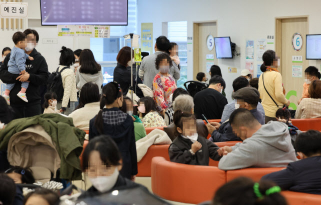 지난달 30일 서울 성북우리아이들병원에서 독감 및 외래진료를 받으려는 어린이와 보호자들이 대기하고 있다./연합뉴스