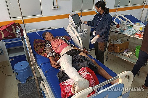 네팔 북서부 카르날리주에서 발생한 강진으로 인한 부상자가 4일(현지시간) 병원에서 치료를 받고 있다./연합뉴스